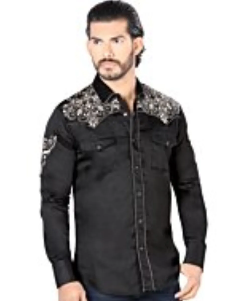 Hombre joven luciendo camisa manga larga bordada color Negro-Khaki.