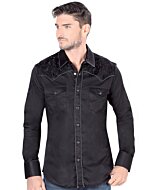 Hombre joven luciendo camisa manga larga bordada color negro.
