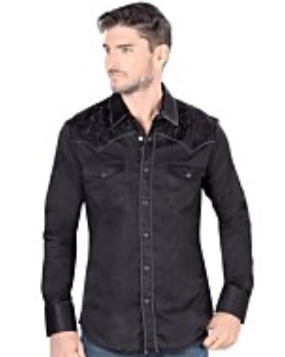 Hombre joven luciendo camisa manga larga bordada color negro.