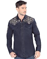 Hombre joven luciendo camisa manga larga bordada color Navy.