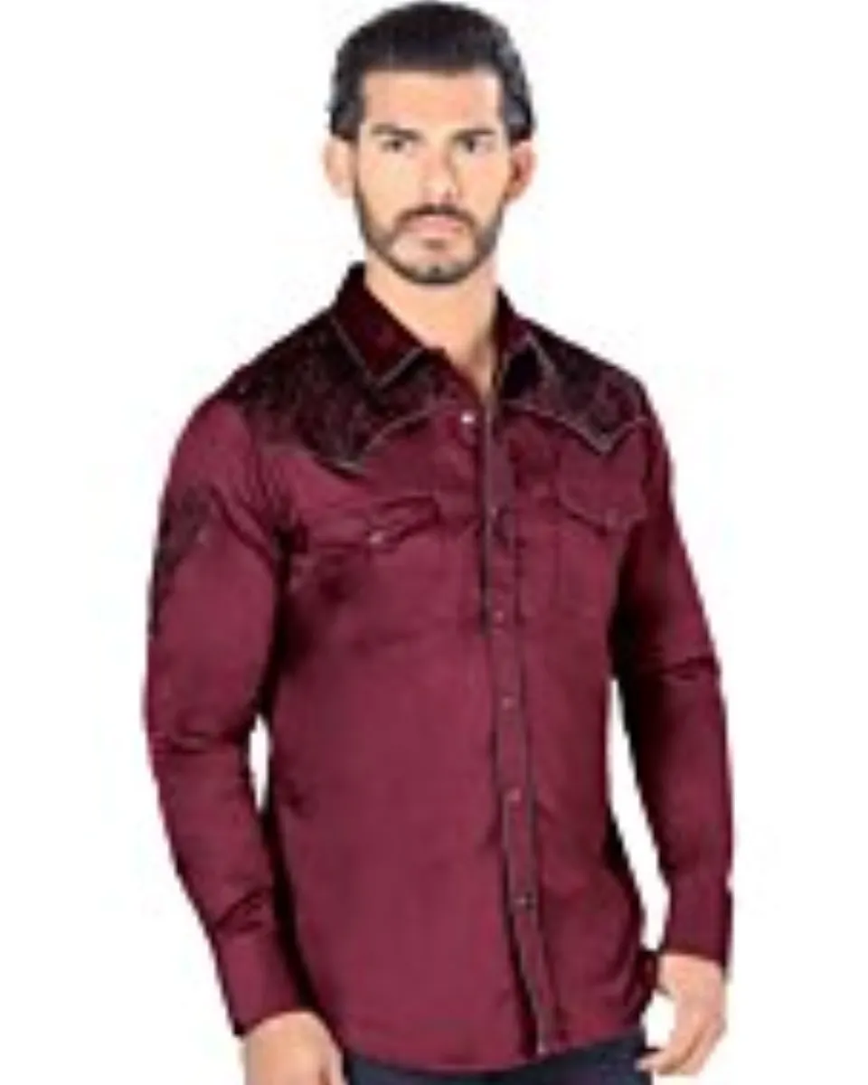 Hombre joven luciendo camisa manga larga bordada color Vino.