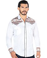Hombre joven luciendo camisa manga larga bordada color Blanco.