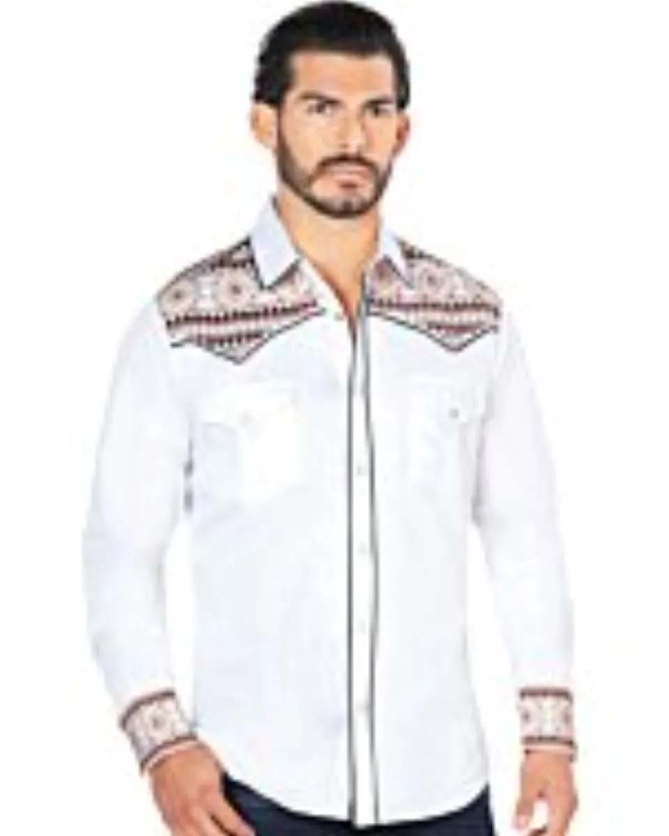 Hombre joven luciendo camisa manga larga bordada color Blanco.