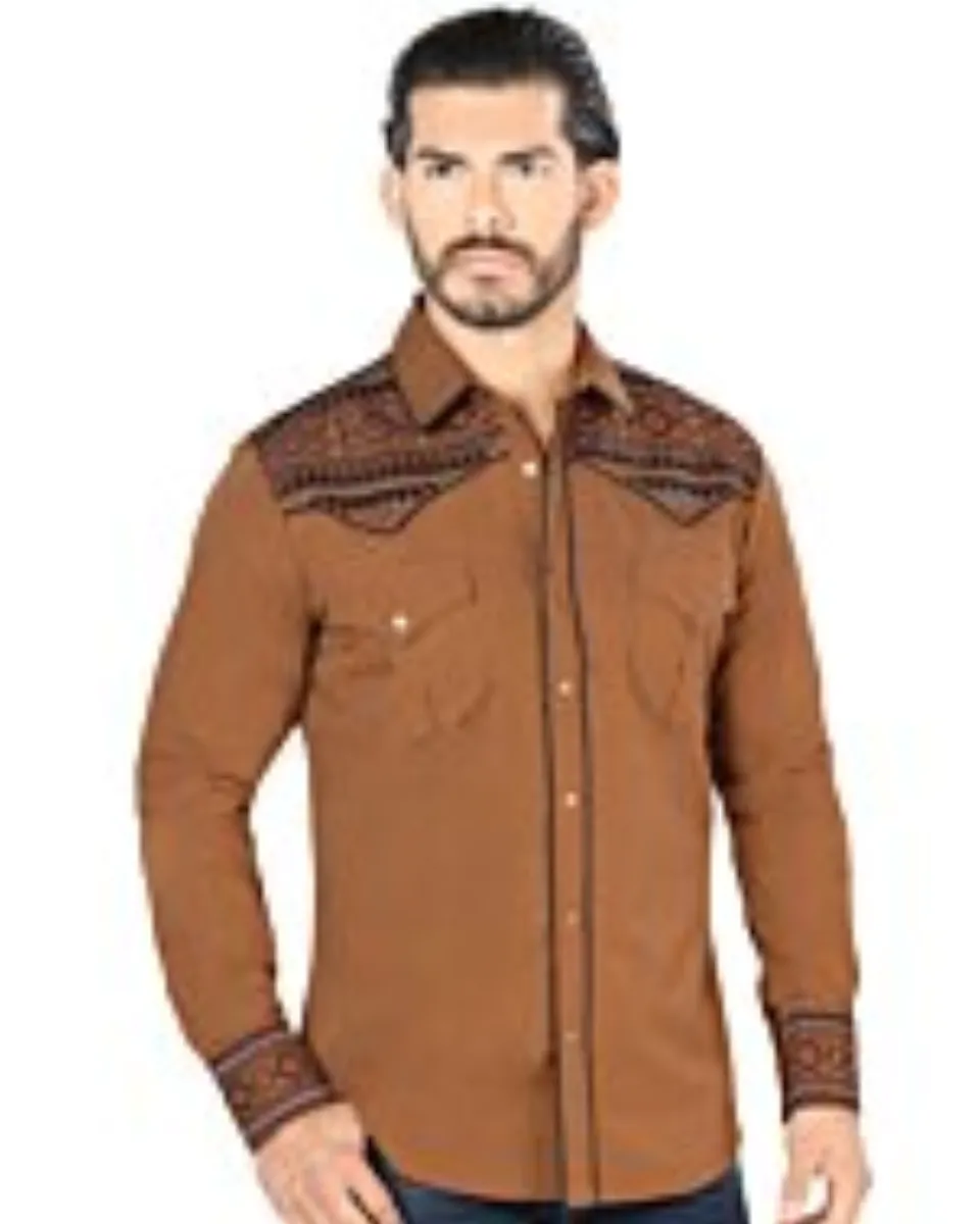 Hombre joven luciendo camisa manga larga bordada color Camel.