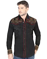 Hombre joven luciendo camisa manga larga bordada color Negro.