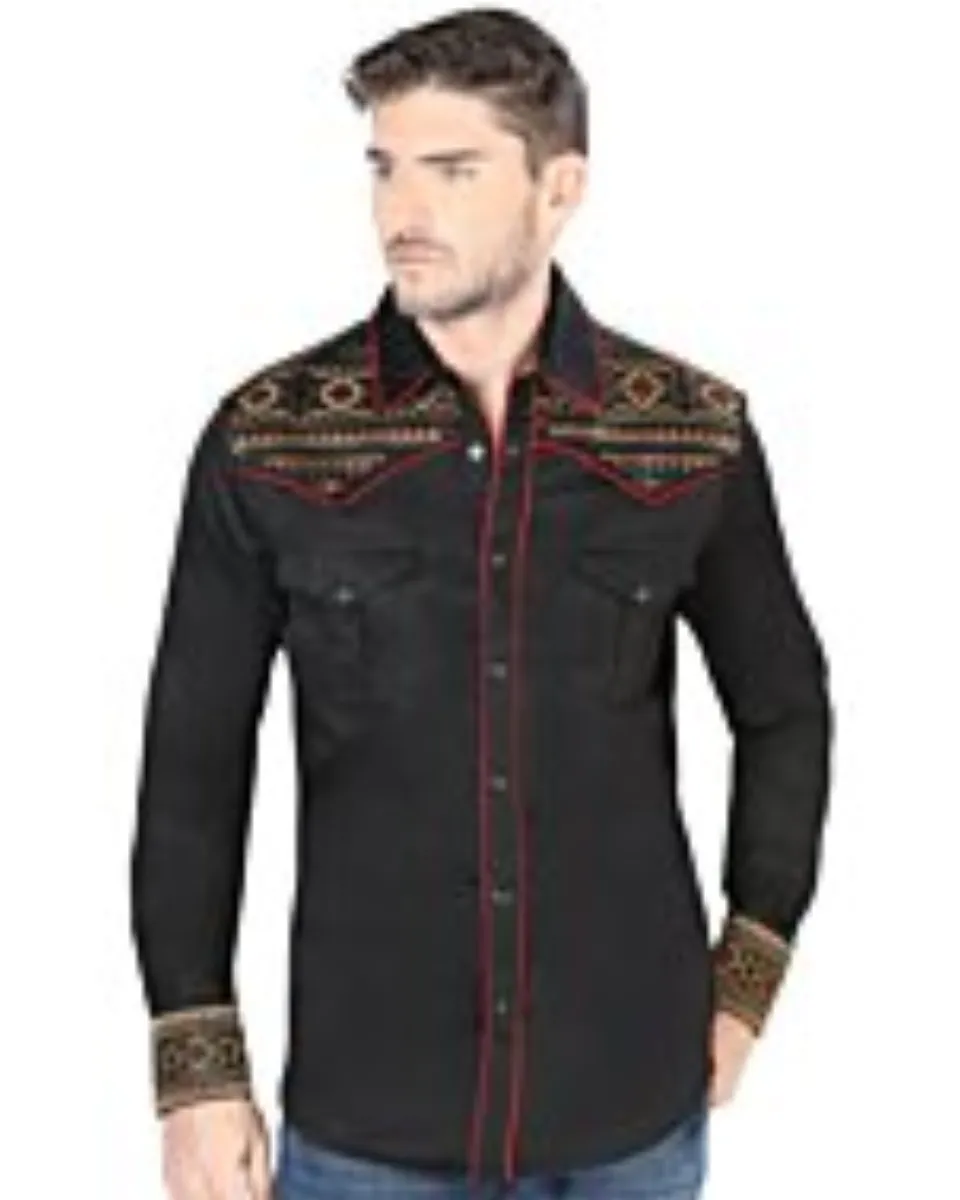 Hombre joven luciendo camisa manga larga bordada color Negro.