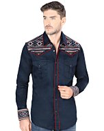 Hombre joven luciendo camisa manga larga bordada color Navy.