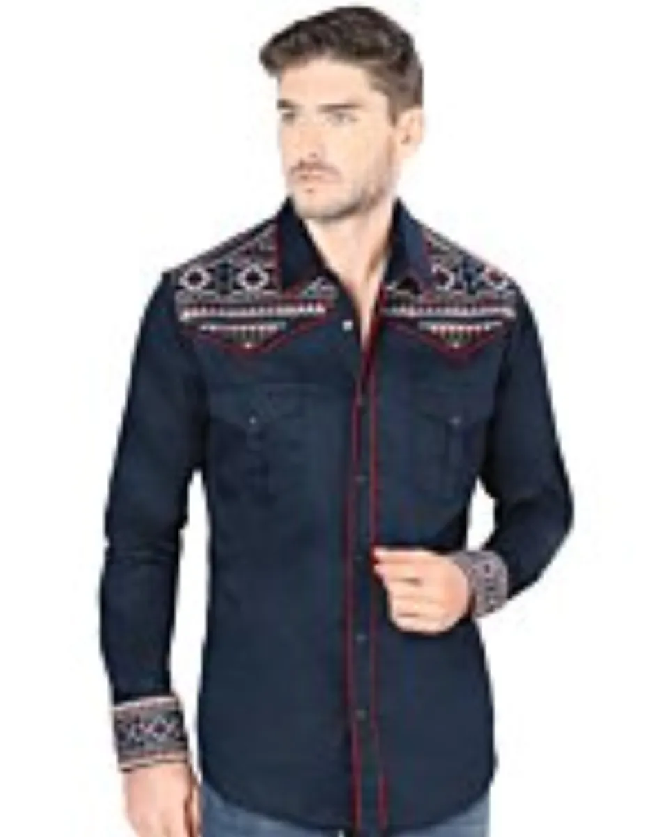 Hombre joven luciendo camisa manga larga bordada color Navy.