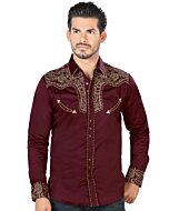 Modelo usando la Camisa Vaquera Bordada Color Vino - Lamasini 2203, mostrando el bordado detallado y el frente con botones de broche.