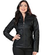 Vista frontal de una mujer con una chamarra negra de cuero sintético con detalles acolchados y ajuste elegante.