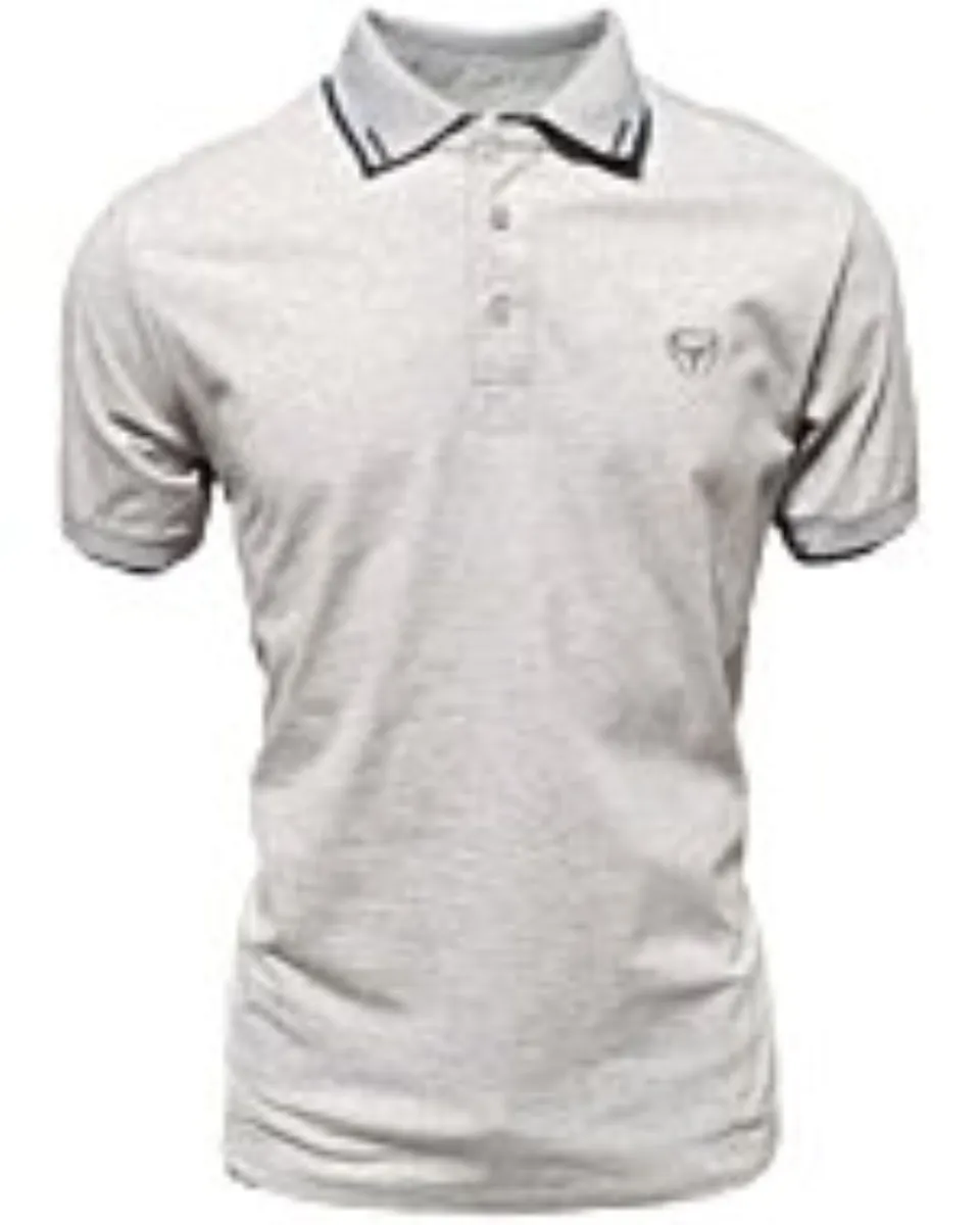 Camisa polo gris para caballero con detalles sutiles de rayas en el cuello, confeccionada en mezcla ligera de algodón y poliéster por Lamasini.