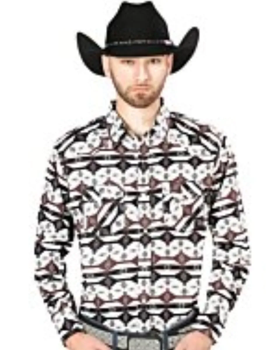 Hombre usando una camisa vaquera blanca y negra de manga larga con estampado geométrico inspirado en el Desierto de Sonora y sombrero Texano negro.