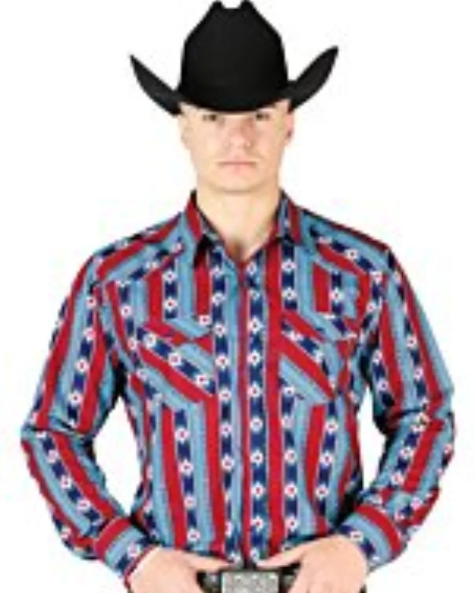 Hombre con camisa vaquera azul y roja, diseño de rayas estilo Southwestern y una Texana negra.