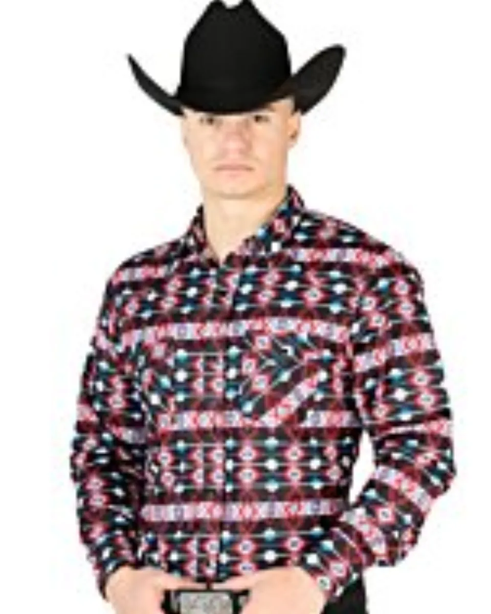 Hombre usando una camisa vaquera roja de manga larga con estampado geométrico inspirado en el desierto y sombrero Texano negro.