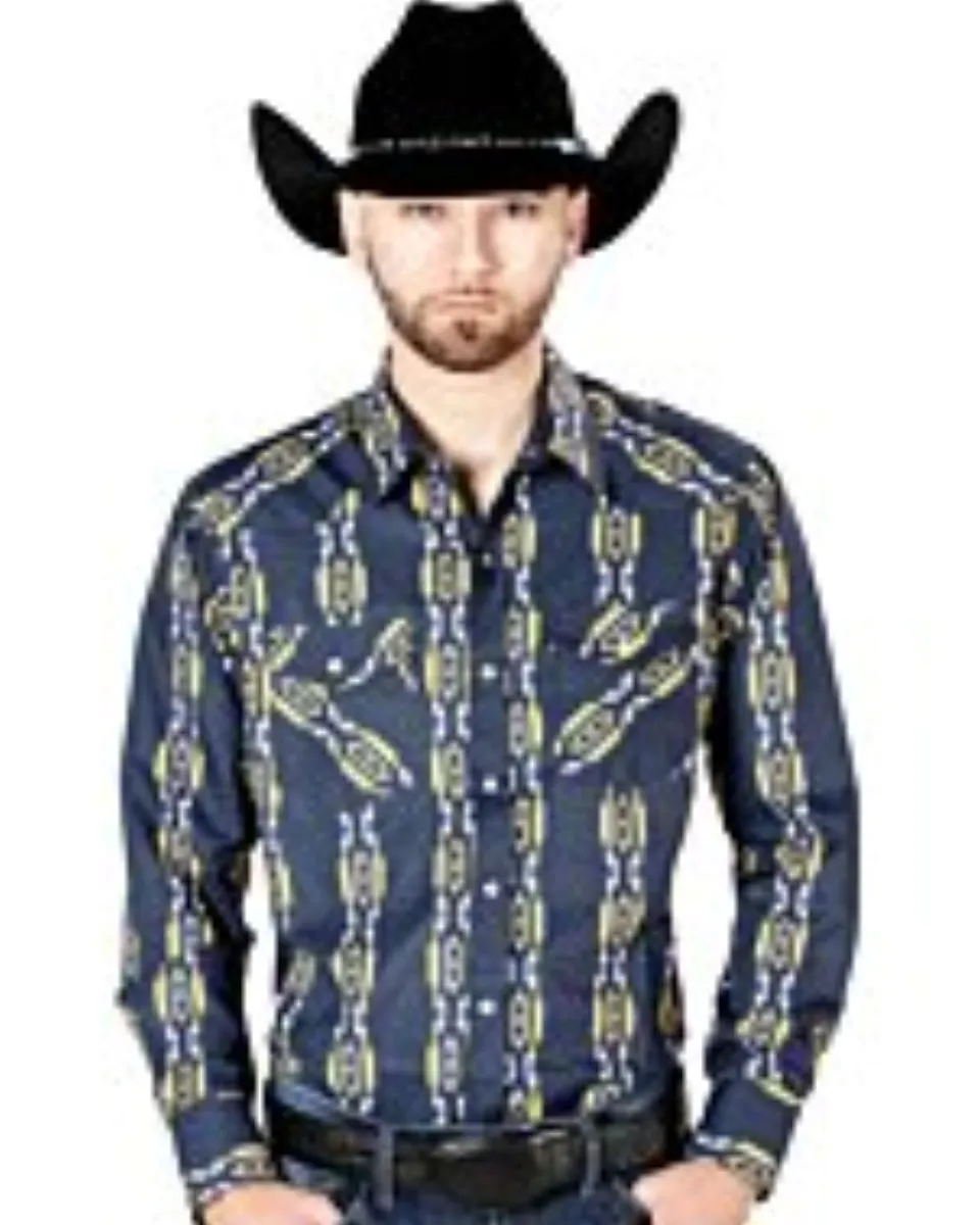 Hombre con camisa vaquera azul marino, diseño geométrico Ikat llamativo y una Texana negra.