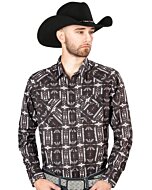 Hombre con camisa Western negra, diseño geométrico estilo Southwestern y una Texana negra.