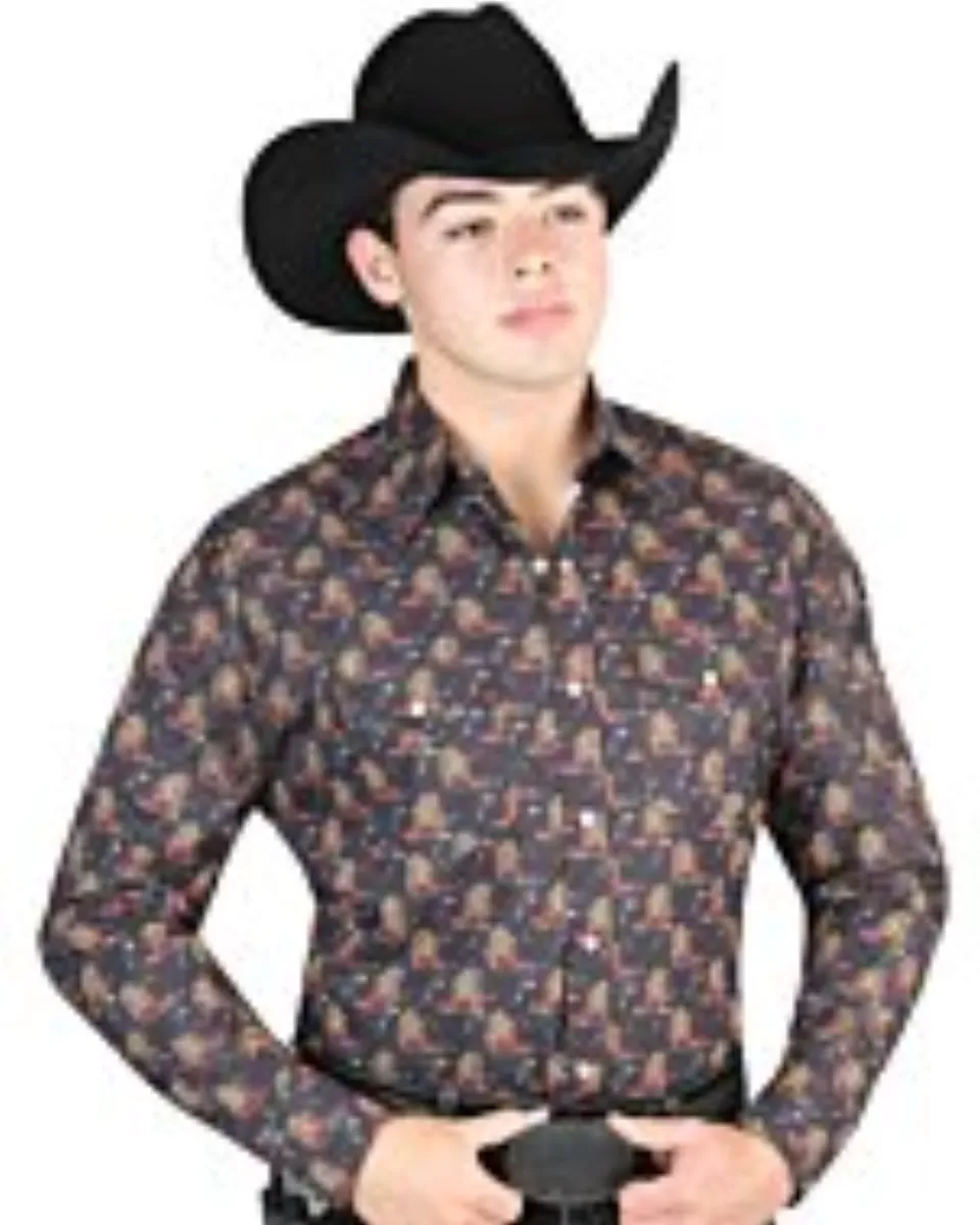 Hombre con camisa Western negra, estampado de botas vaqueras y una Texana negra.