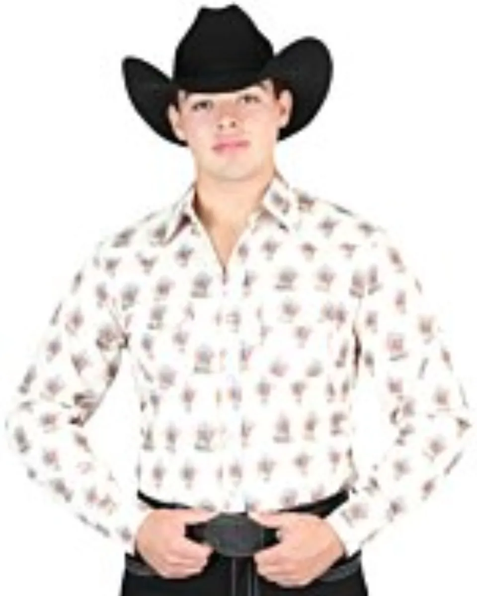 Hombre con camisa Western café, estampado de jinete vaquero y una Texana negra.