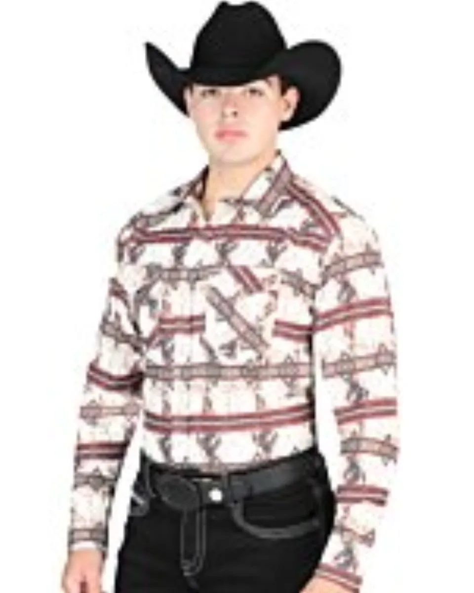 Hombre con camisa Western café, patrones rústicos y botones a presión, combinado con una Texana negra.
