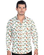 Hombre con camisa Western blanca, estampado de caballos multicolor.
