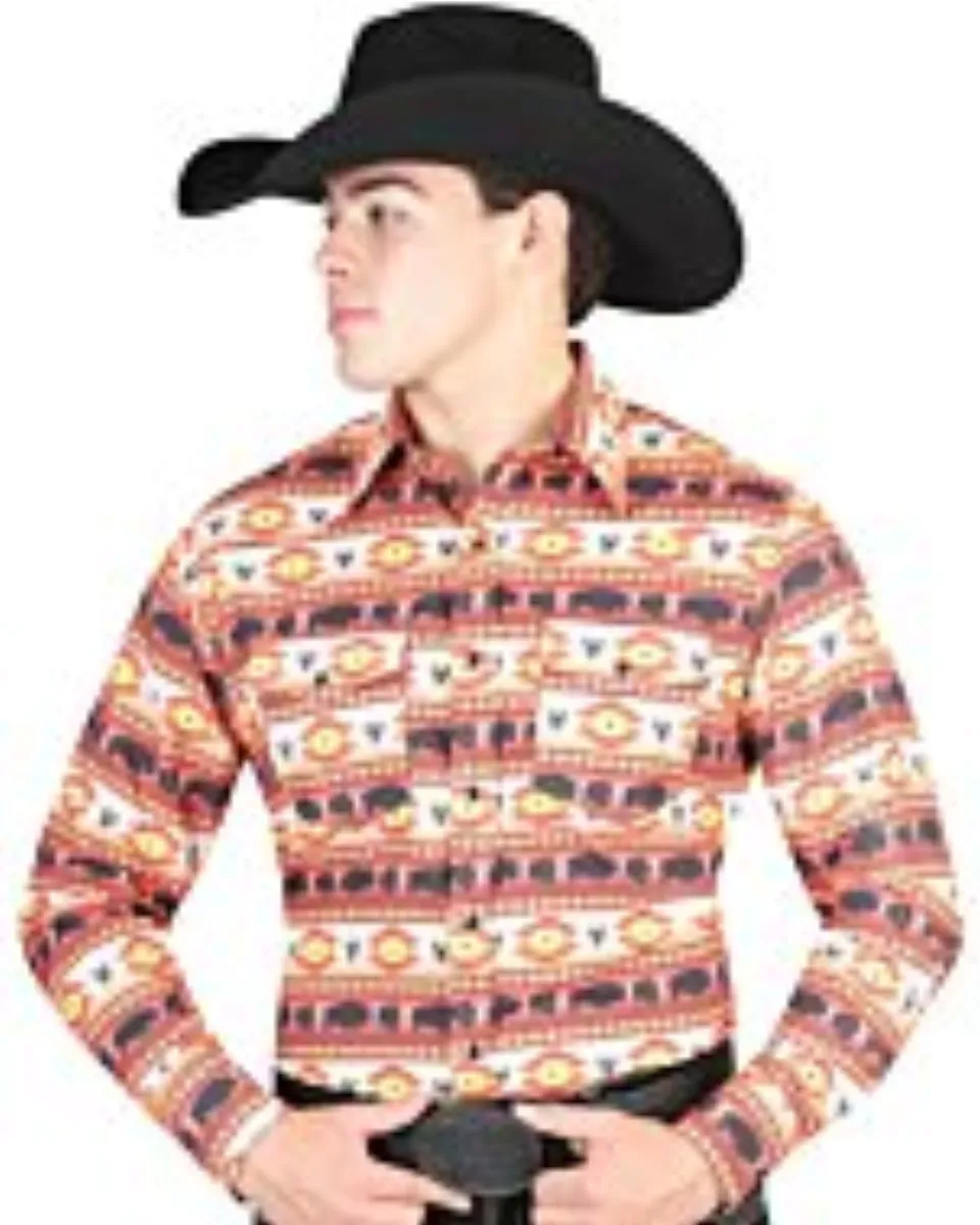 Hombre con camisa Western naranja, estampado de búfalo y diseño Southwestern, combinado con una Texana negra.