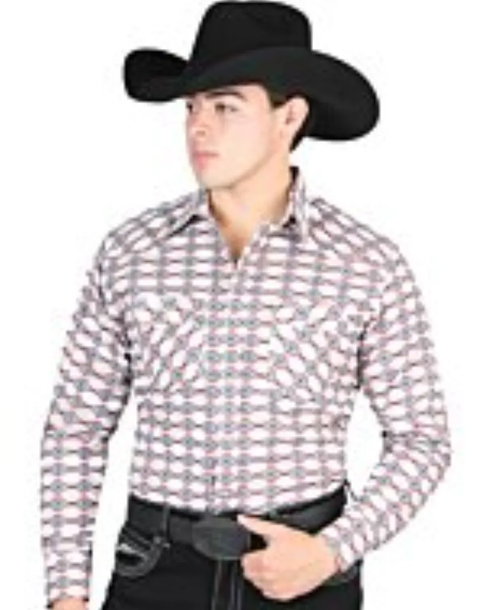 Hombre con camisa Western caqui, patrones de diamantes y sombrero vaquero negro.