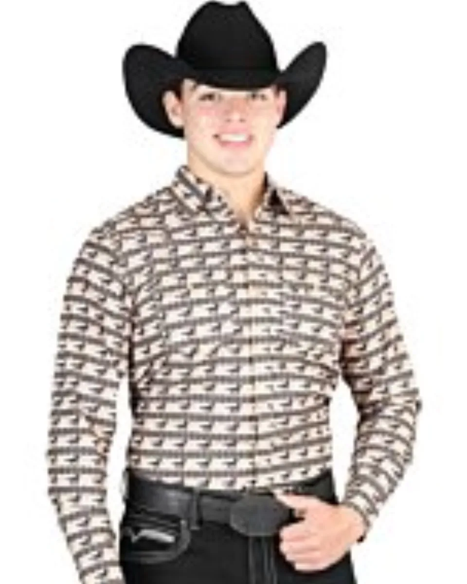 Hombre con camisa Western color ladrillo, estampado de caballos galopando en negro y una Texana negra.