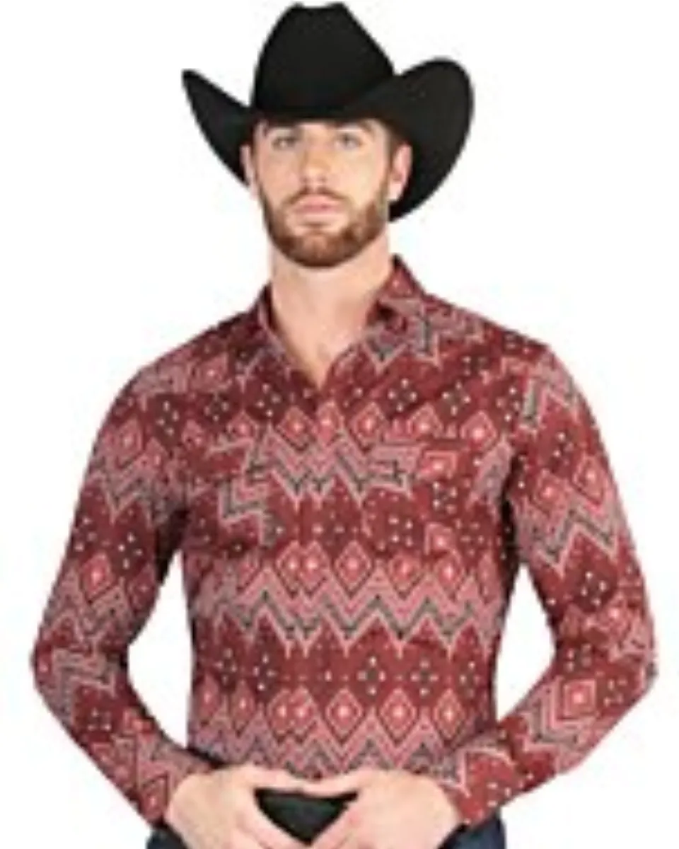 Hombre usando una camisa vaquera burgundy con patrones Southwestern y un sombrero negro.