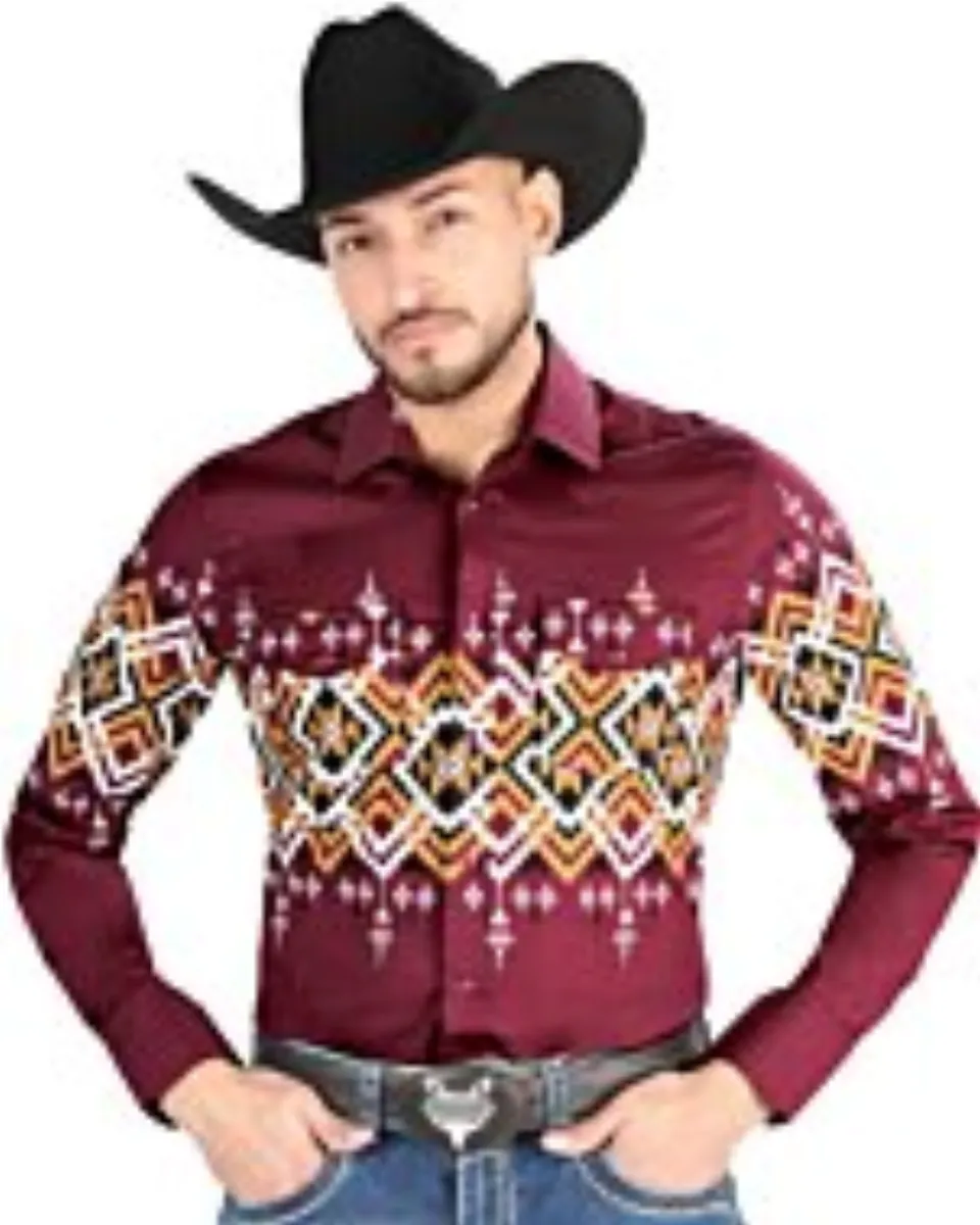 Hombre usando una camisa Western en color vino con patrones geométricos llamativos y cierre de botones de presión, opción para niños disponible.