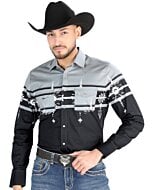 Hombre usando una camisa Western tribal en gris y negro con botones de presión y opción combinada para niños.