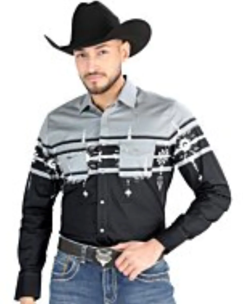 Hombre usando una camisa Western tribal en gris y negro con botones de presión y opción combinada para niños.