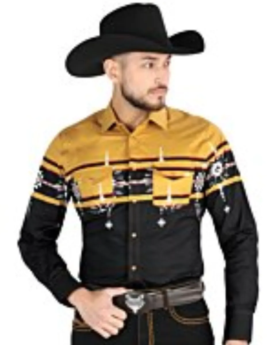 Hombre usando una camisa tribal mostaza inspirada en el desierto de Sedona, perfecta para rodeos y salidas casuales.