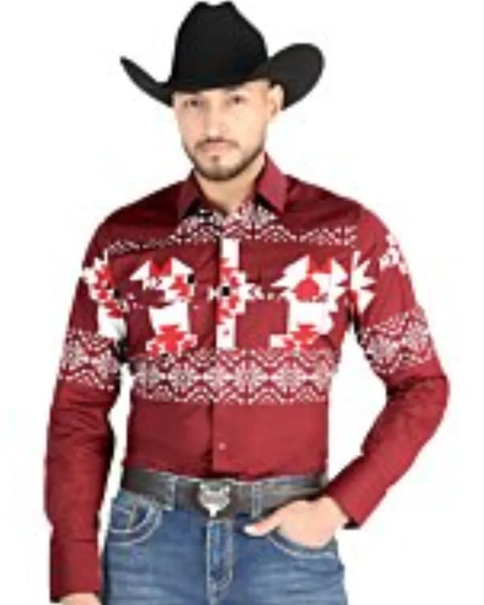 Hombre usando una camisa vaquera en color vino con patrones geométricos llamativos y cierre de botones de presión, ideal para looks Western.