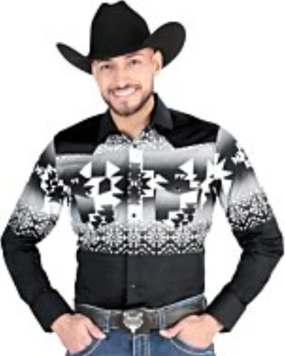 Hombre usando una camisa vaquera negra con efecto ombre, patrones geométricos llamativos y cierre de botones de presión, ideal para looks Western.