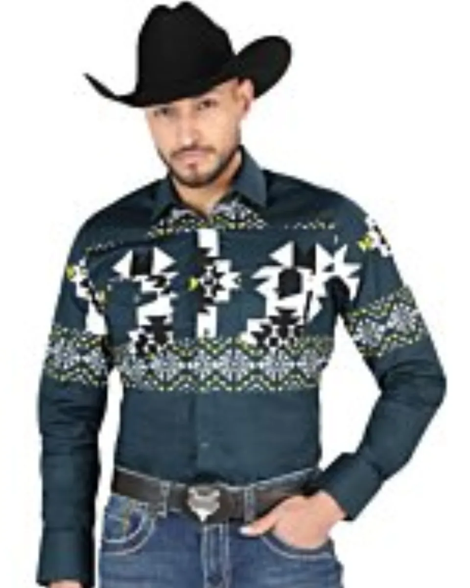 Hombre usando una camisa vaquera color teal con patrones geométricos llamativos y cierre de botones de presión, ideal para looks Western.