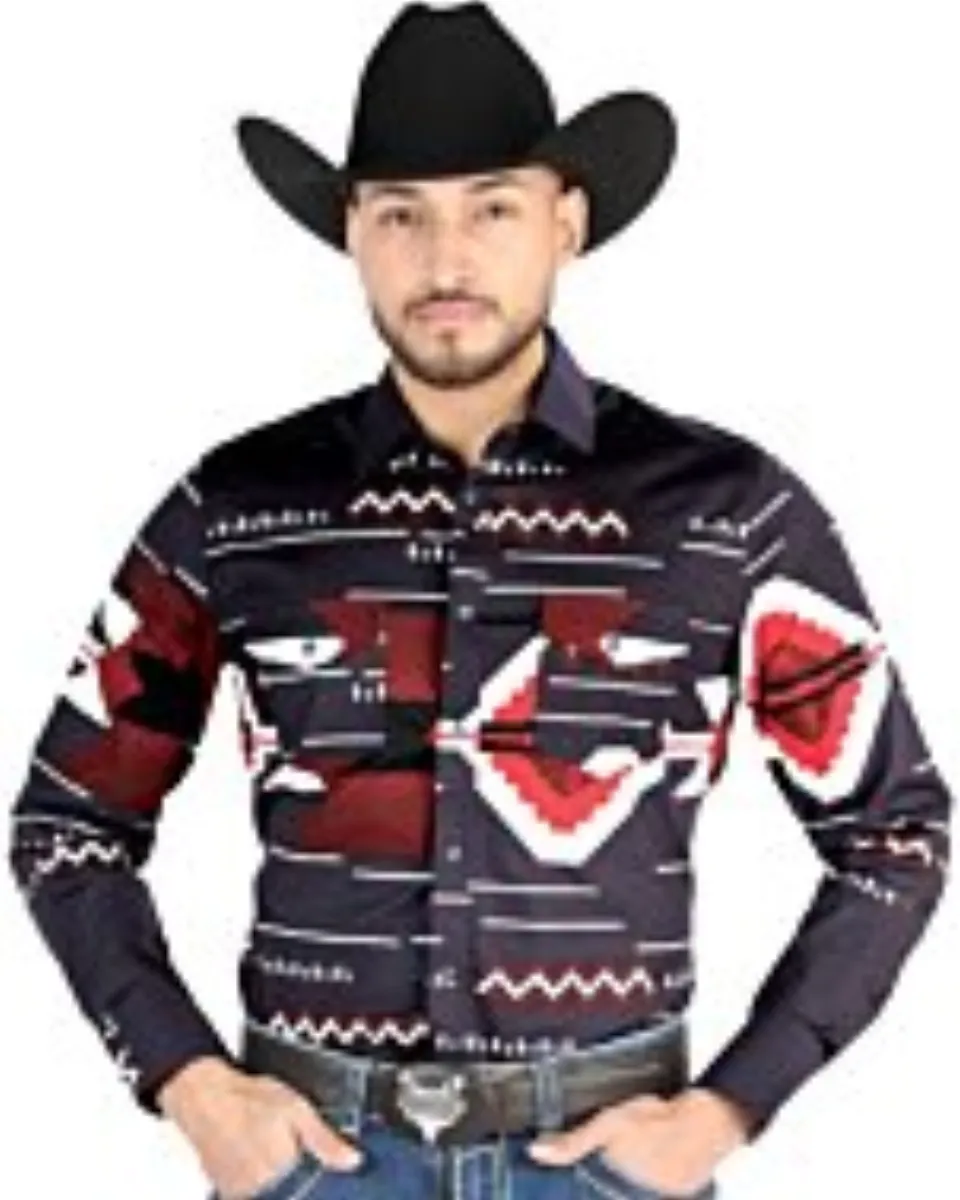 Hombre usando una camisa vaquera negra y vino con patrones geométricos llamativos y cierre de botones de presión, ideal para un estilo cowboy moderno.