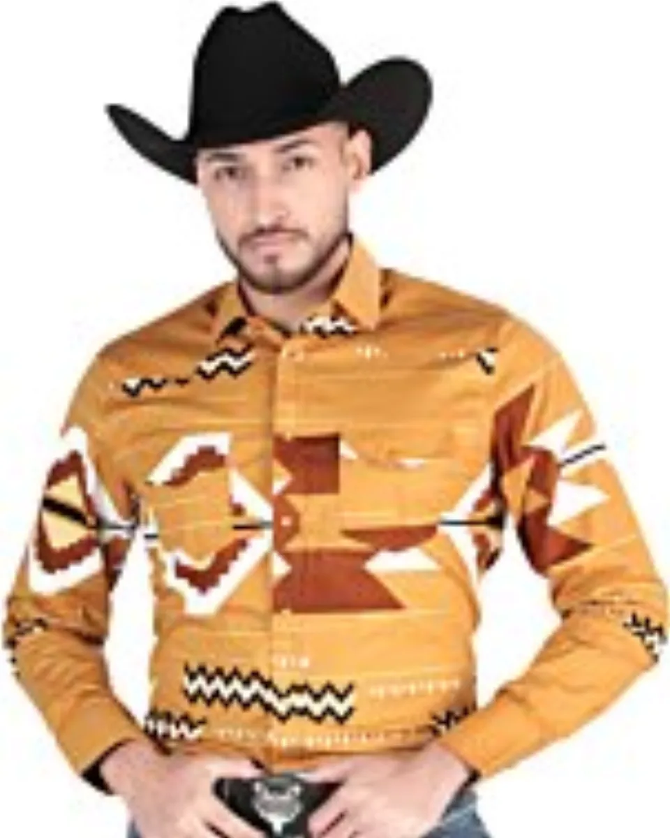 Hombre usando una camisa vaquera en color taupe con patrones geométricos llamativos y cierre de botones de presión, ideal para un estilo cowboy moderno.
