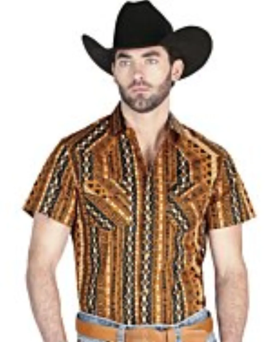 Hombre usando una camisa vaquera de manga corta en color mostaza con diseño estilo azteca y cierre de botones de presión.