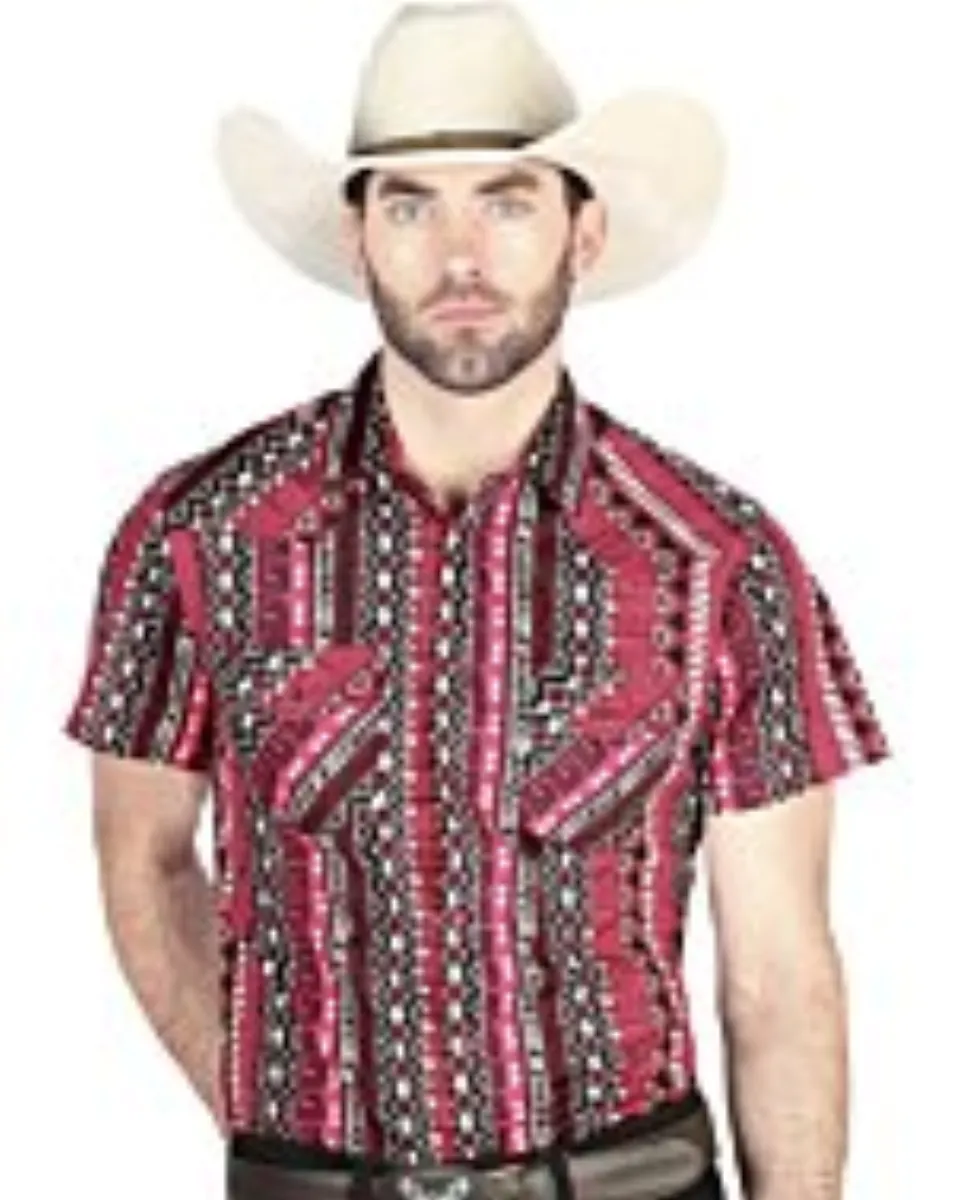 Hombre usando una camisa vaquera de manga corta en color vino con diseño estilo azteca y cierre de botones de presión.