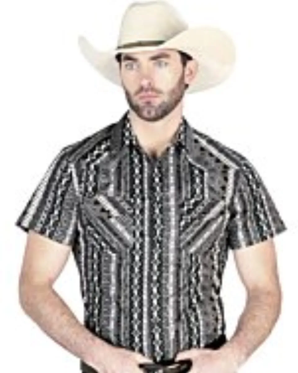 Hombre usando una camisa vaquera gris de manga corta con patrones geométricos estilo azteca y cierre de botones de presión, ideal para un look cowboy moderno.