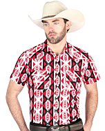 Hombre usando una camisa vaquera borgoña de manga corta con patrones geométricos en rojo, blanco y negro, con botones de presión para un estilo cowboy moderno.