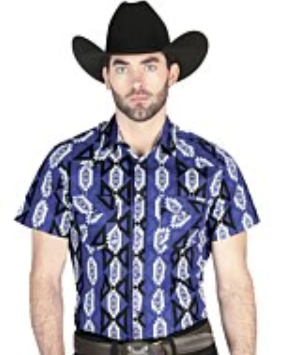 Hombre usando una camisa vaquera de manga corta en azul marino con patrones geométricos llamativos y cierre de botones de presión.