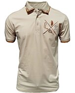 Camisa polo beige para caballero con bordado tribal de armas cruzadas, confeccionada en una mezcla transpirable de algodón y poliéster por Montero.