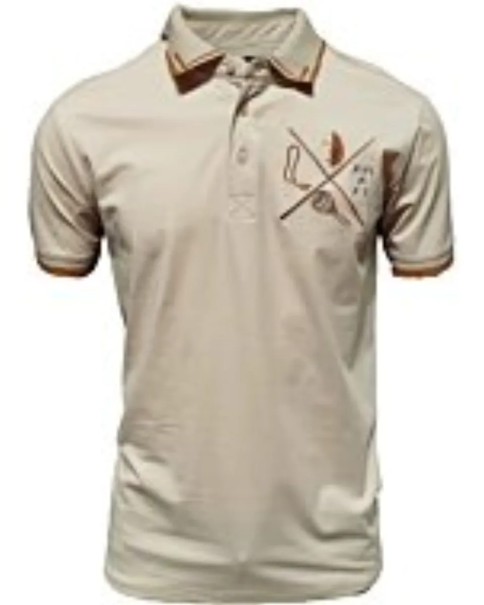 Camisa polo beige para caballero con bordado tribal de armas cruzadas, confeccionada en una mezcla transpirable de algodón y poliéster por Montero.