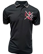 Camisa polo negra para caballero con un distintivo bordado tribal de armas cruzadas, confeccionada en una mezcla transpirable de algodón y poliéster por Montero.