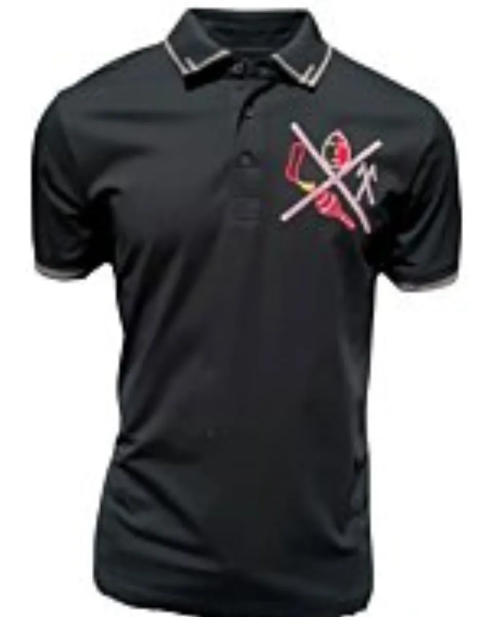Camisa polo negra para caballero con un distintivo bordado tribal de armas cruzadas, confeccionada en una mezcla transpirable de algodón y poliéster por Montero.