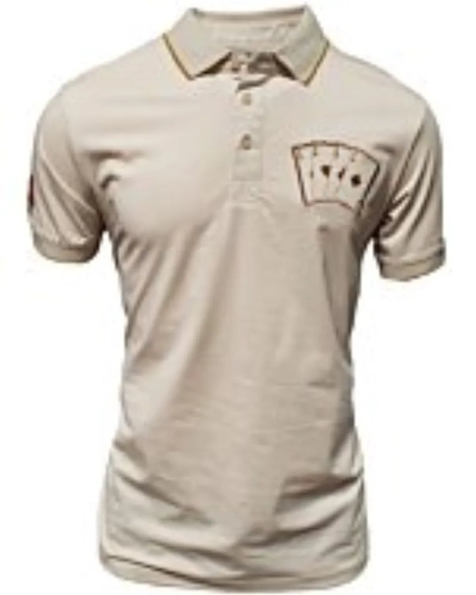 Polo beige para caballero con bordado de "Póker de Ases" en el pecho. Cuello clásico con detalles en contraste.