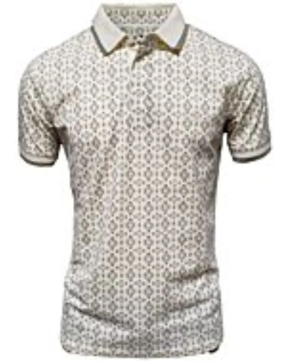 Polo beige para caballero con un elegante patrón geométrico en tonos tierra. Cuello clásico con detalles en contraste.