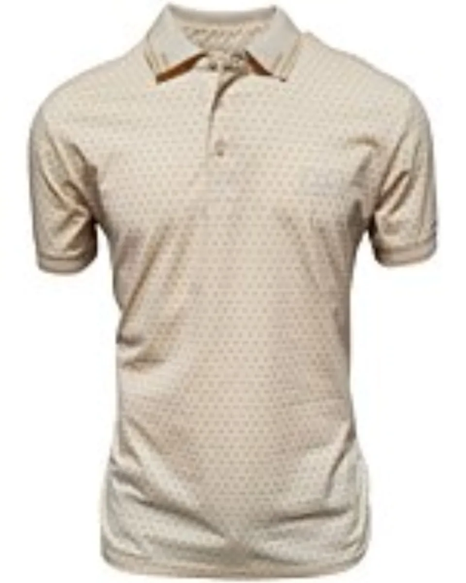 Camisa polo beige para caballero con un elegante patrón geométrico, confeccionada en una mezcla transpirable de algodón y poliéster por Montero.