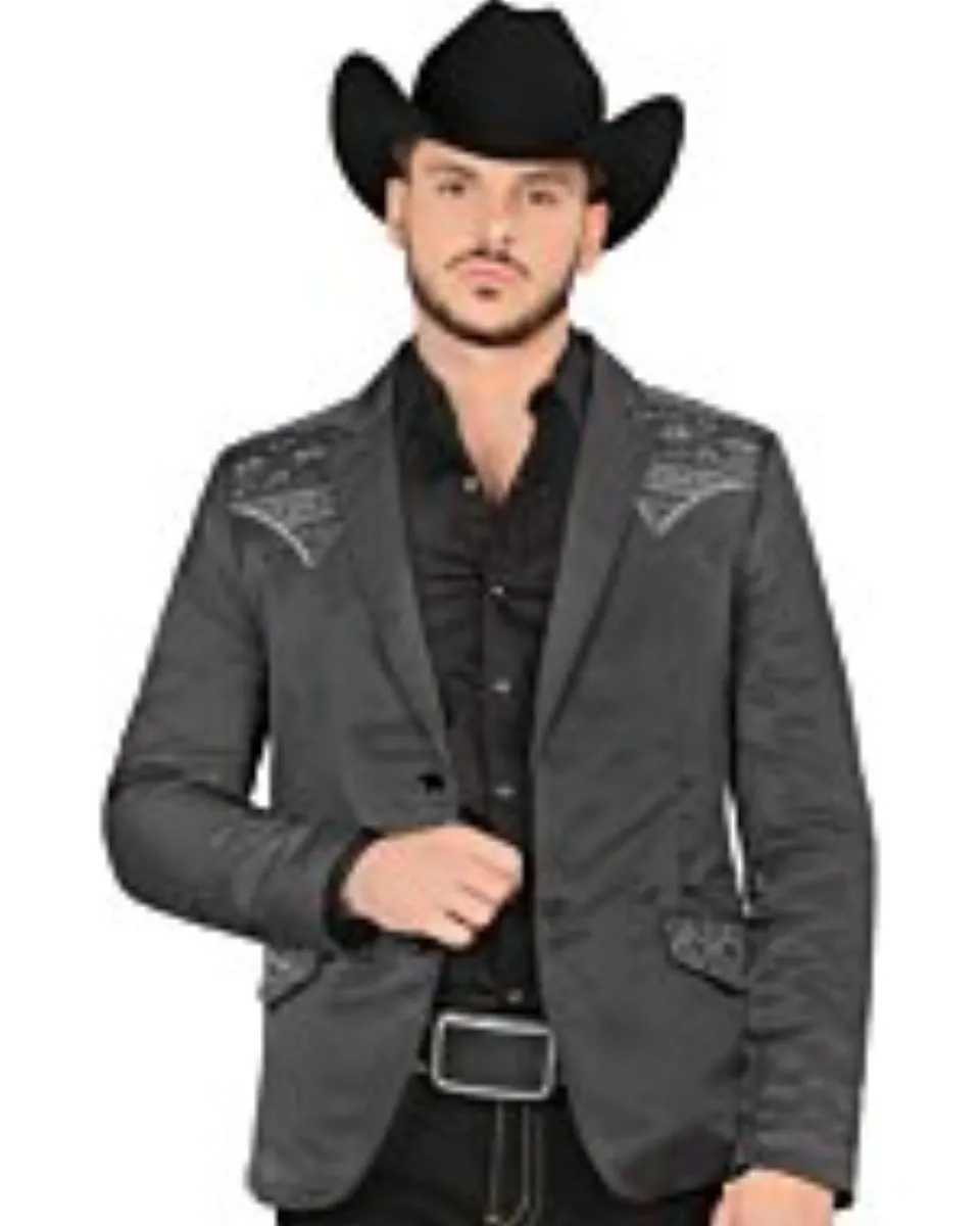 Blazer Montero 2181 Charcoal con bordados intrincados en los hombros y bolsillos, modelado por un hombre con sombrero y camisa negra.